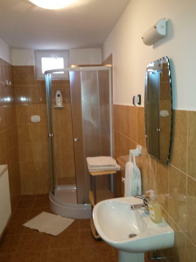 Eszter Vendeghaz Hotel Izvoru Crisului Buitenkant foto